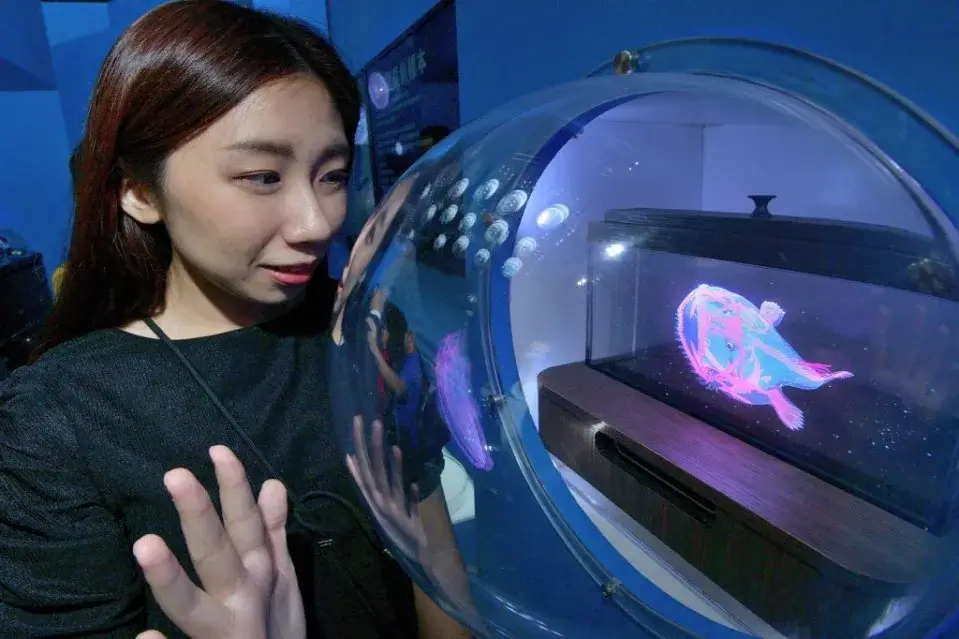 工研院攜手錼創科技打造「極透明」、「高亮度」的「深海魚」透明顯示器，正式導入都會型水生公園Xpark，讓遊客體驗互動的奇幻水世界。